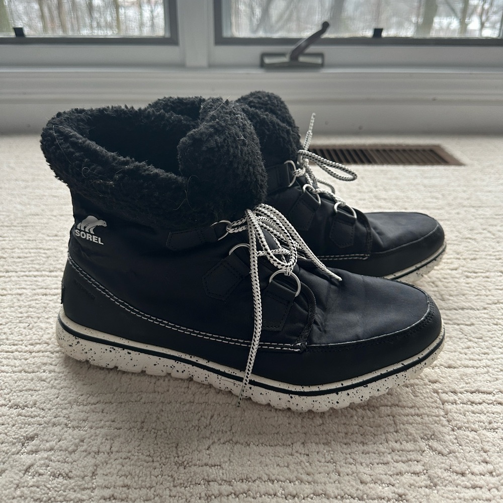 Sorel women’s waterproof/snow explorer boots- size 12